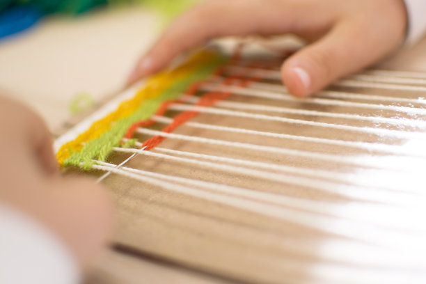 孩子们在学校的美术治疗课上用手编织图片下载