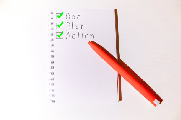 带着行动计划的笔记本和贴纸放在木桌上，上面放着一杯咖啡和松饼图片下载