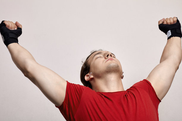 年轻英俊的白人男子举起手臂与运动绷带训练和锻炼后。图片下载
