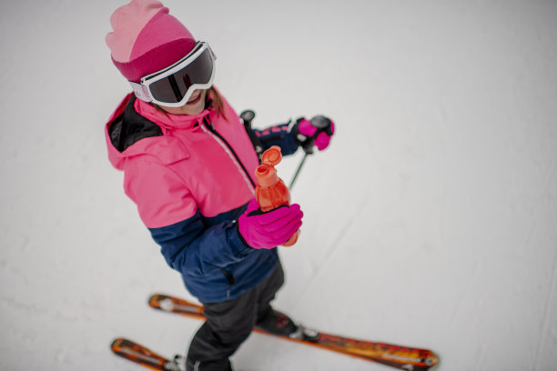滑雪和冰雪乐趣：儿童滑雪，儿童冬季运动素材图片下载