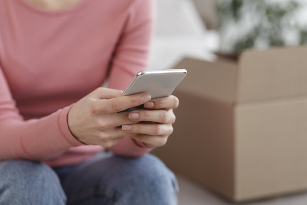 使用手机在线购物的女士图片下载