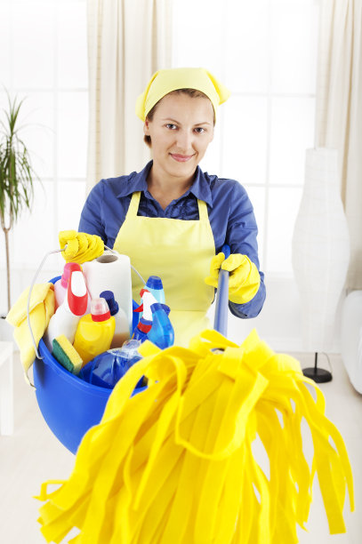 清洁女工用拖把玩耍图片下载
