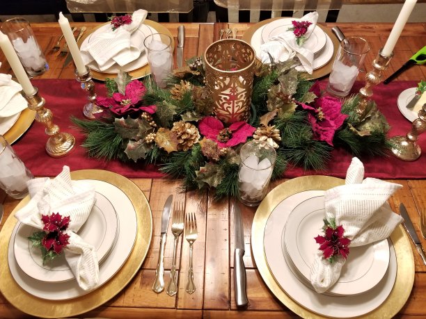 华丽的圣诞假日餐桌的侧视图图片下载