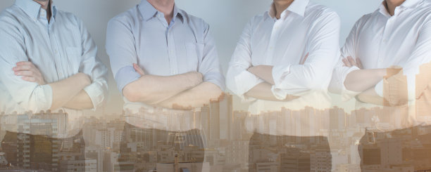 企业团队员工创业理念。现代办公室成功商业人士的肖像。一组业务团队站成一排。城市景观双曝光照片图像。图片下载