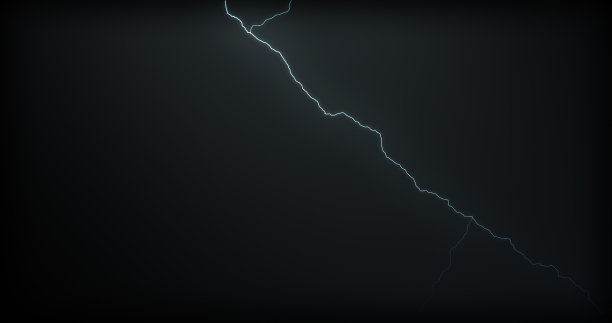 闪电击中一个黑色背景与现实的反射图片下载