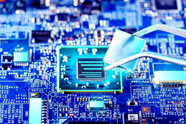 量子处理器：技术员将CPU微处理器插入主板插槽图片下载