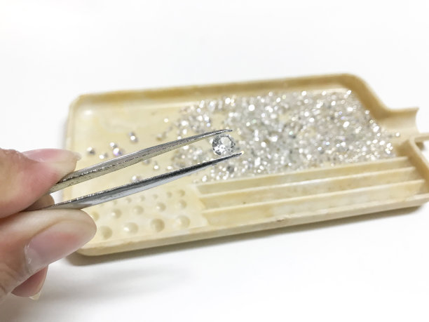 白色背景上的镊子上的钻石，图片下载