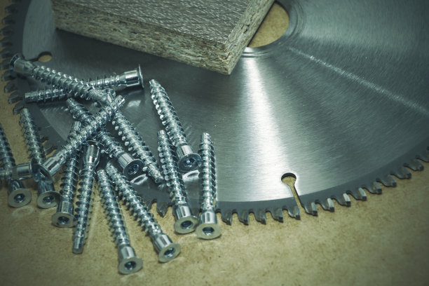 螺丝，家具的确认书，都在桌子上。家具生产。图片下载