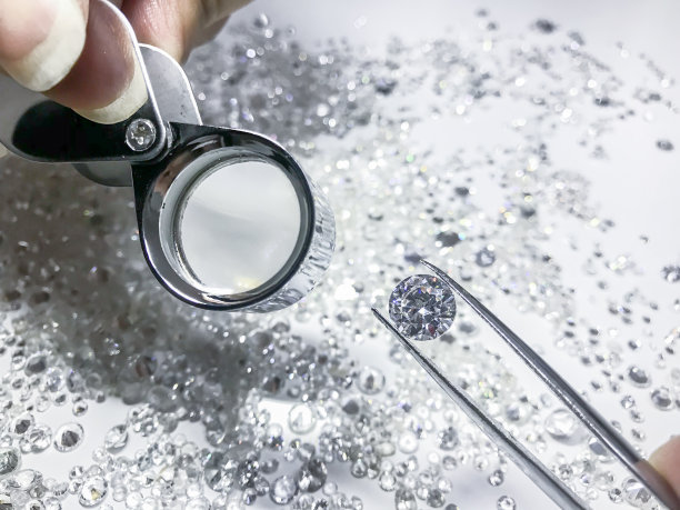 白色背景上带放大镜的镊子上的钻石，图片下载