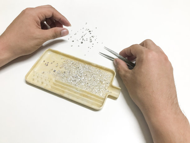 白色背景上的镊子上的钻石，图片下载