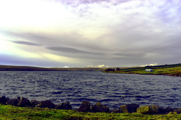 水景的大坝对多云的天空。约克郡山谷图片下载