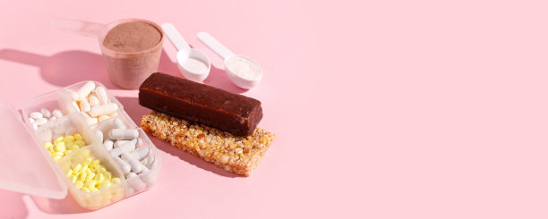 蛋白粉，汤勺，充满活力的麦片棒，维他命丸，粉红色背景与阴影-概念运动饮食，保健，营养适合健身食品，copyspace图片下载