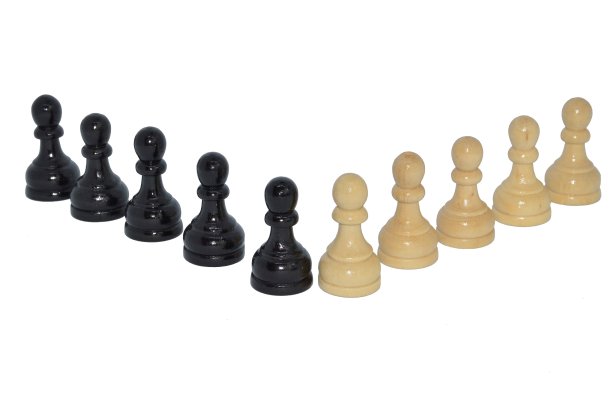 两个涂了漆的木雕兵，黑白相间。侧边不集中的兵。在白色背景上隔离图片下载