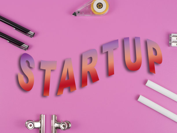 粉红色背景上的铅笔和卷笔刀。词的启动图片下载