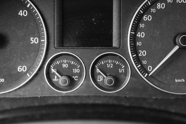 汽车内部灰尘覆盖的仪表盘特写照片图片下载