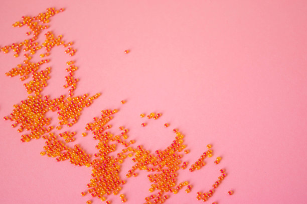 在淡粉色的背景上撒满了粉红色的珠子。图片下载