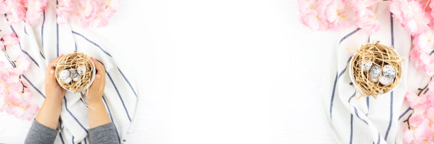 儿童手拿复活节彩蛋的复活节banner图片下载