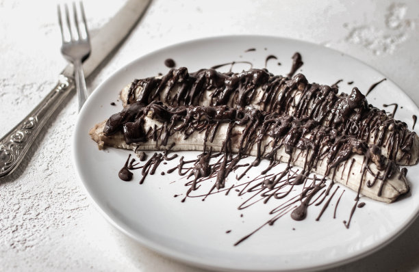 新鲜香蕉撒巧克力。假日甜点。图片下载