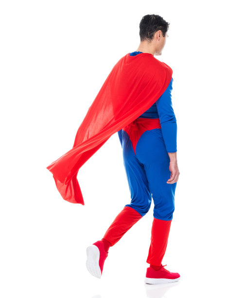 白种人年轻男英雄走在白色背景戴面具伪装图片下载