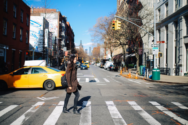 一名年轻女子正在穿过纽约的街道图片下载