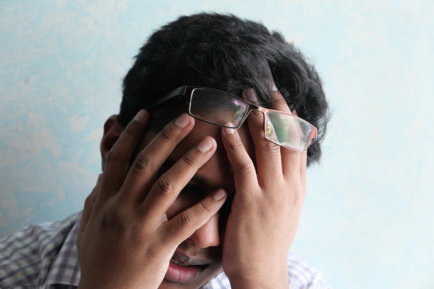 悲伤的人向下看图片下载