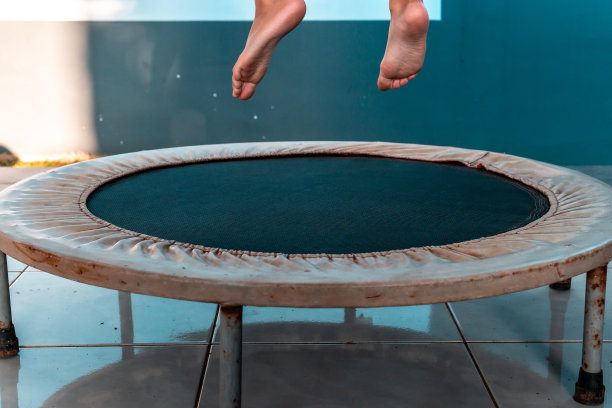 孩子在蹦床上跳跃图片下载