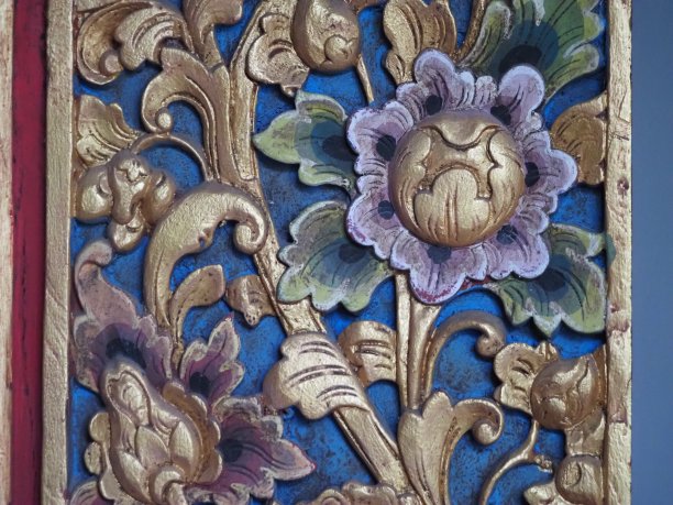 美丽的古老雕刻和彩绘巴厘木面板图片下载
