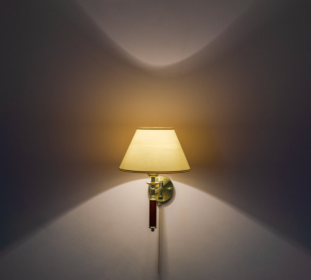 在墙壁上的烛台图片下载