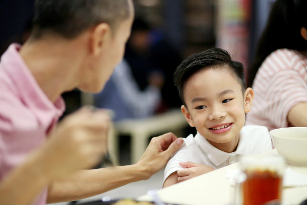 东南亚:成人在餐厅用餐图片下载