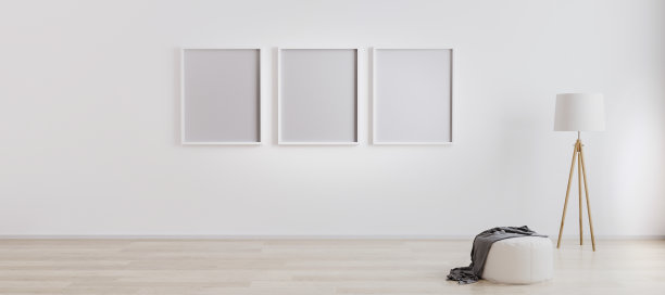 明亮的房间内部有三个空框架的木制落地灯，白色的蒲团和木地板与白色的墙壁。图片或海报框在白色的墙上。白色亮墙模型。三维渲染图片下载