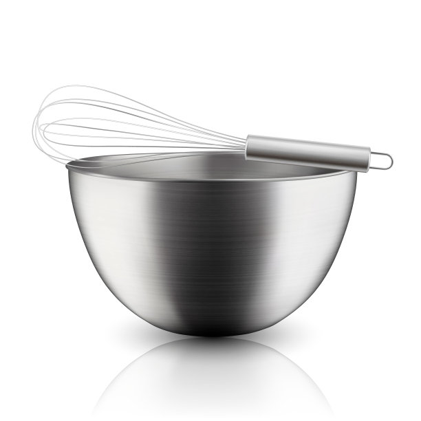 矢量3d现实钢，铬，银金属半球圆形碗和搅拌器特写孤立在白色背景。厨房用具。设计模板，健康食品和饮料概念图片下载