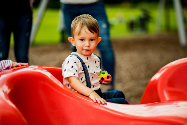 小男孩正在操场上玩。图片下载