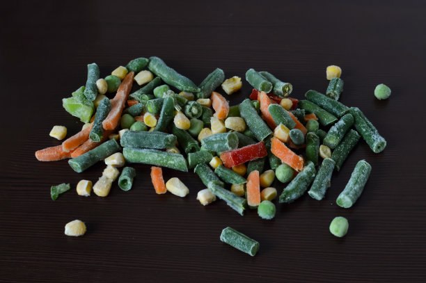 深色的桌子上放着冷冻的素食原料。图片下载