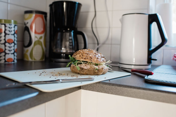 自家厨房的砧板上放着自制的金枪鱼三明治图片下载