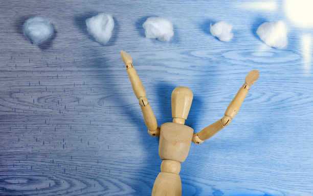 木制背景上的木制人体模型图片下载