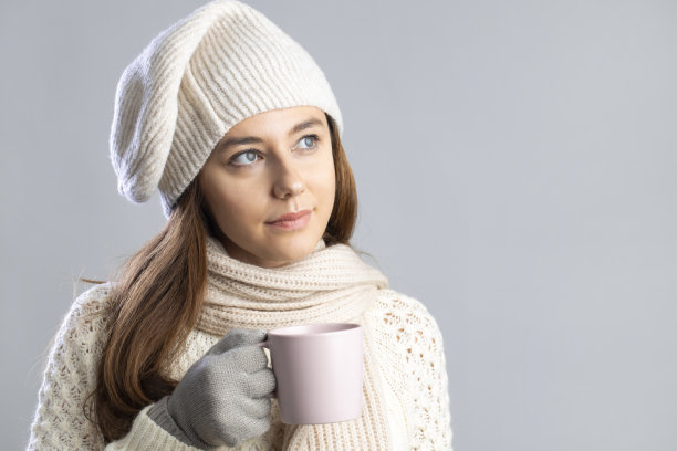 年轻女子喝着热咖啡图片下载