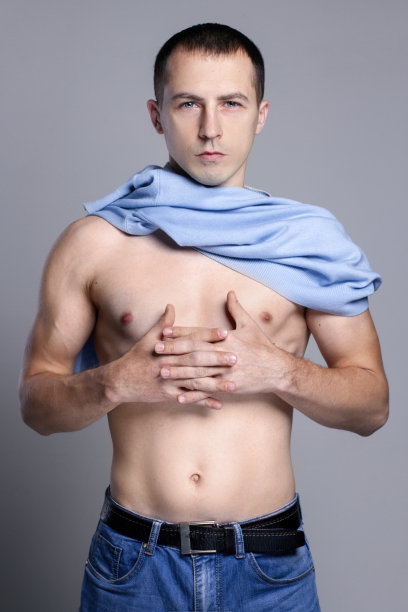 一个运动性感的男人的肖像。完美的身材，二头肌和宽阔的肩膀图片下载