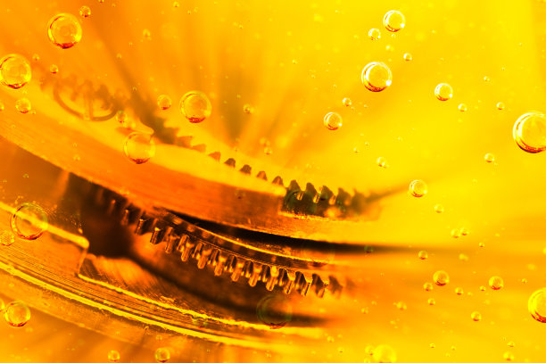 汽车服务概念，油中的金属齿轮，机械、发动机、电机换油图片下载