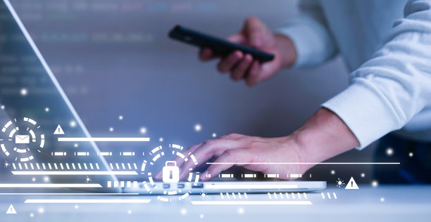 程序员在键盘上输入代码，保护网络安全图片下载