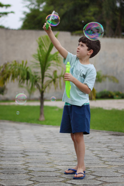 小男孩在玩肥皂泡图片下载