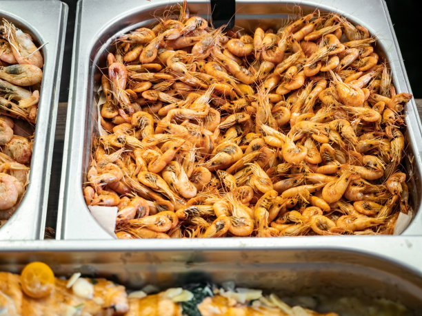 不锈钢托盘中的水煮虾图片下载