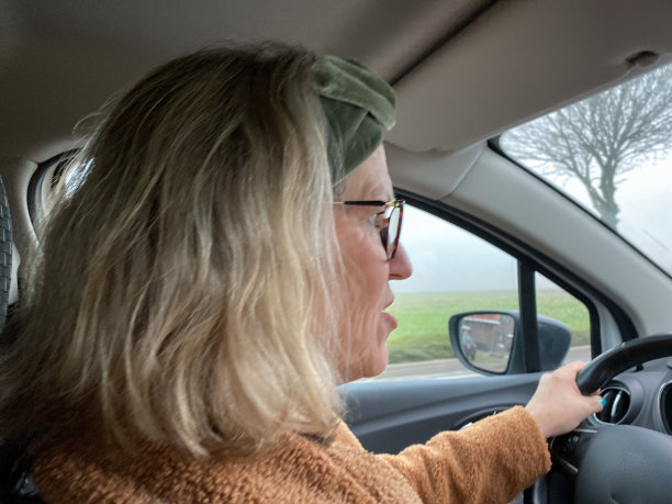 汽车驾驶的女人图片下载