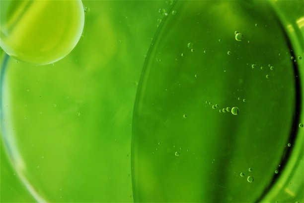 摘要橄榄油滴在水背景图片下载