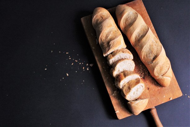 长棍面包在木板上切阔的照片图片下载