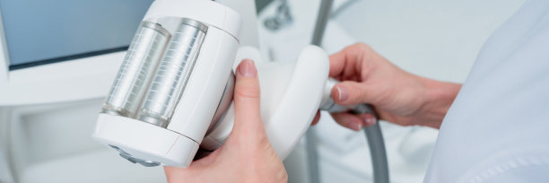 按摩师准备在美容院进行硬件LPG按摩图片下载