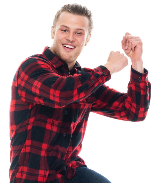 白人男性穿着格子衬衫在白色背景前锻炼图片下载