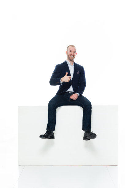 白种人年轻男性商务人士休息在白色背景穿着商务休闲装图片下载