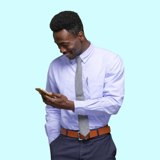 非裔美国年轻男性商人穿着裤子站在有色背景下使用手机图片下载