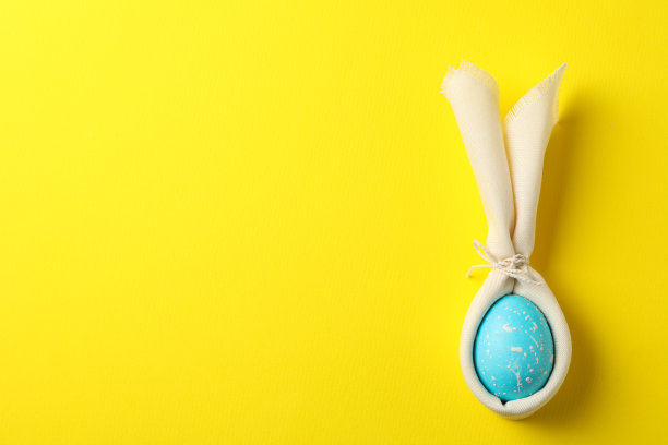 复活节彩蛋与兔子耳朵在黄色背景，文字空间素材图片
