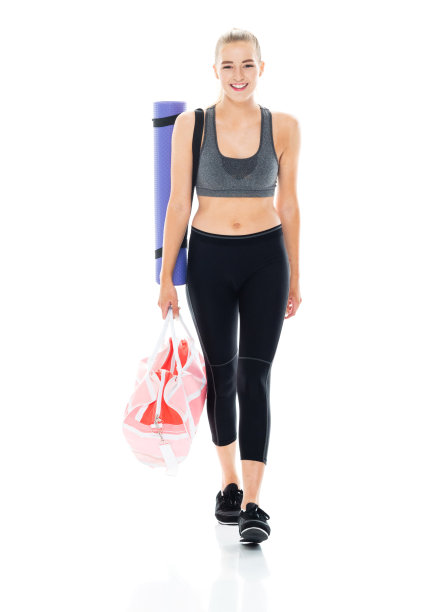 白种人少女准备瑜伽在白色背景穿着慢跑裤和拿着包和使用运动垫图片下载